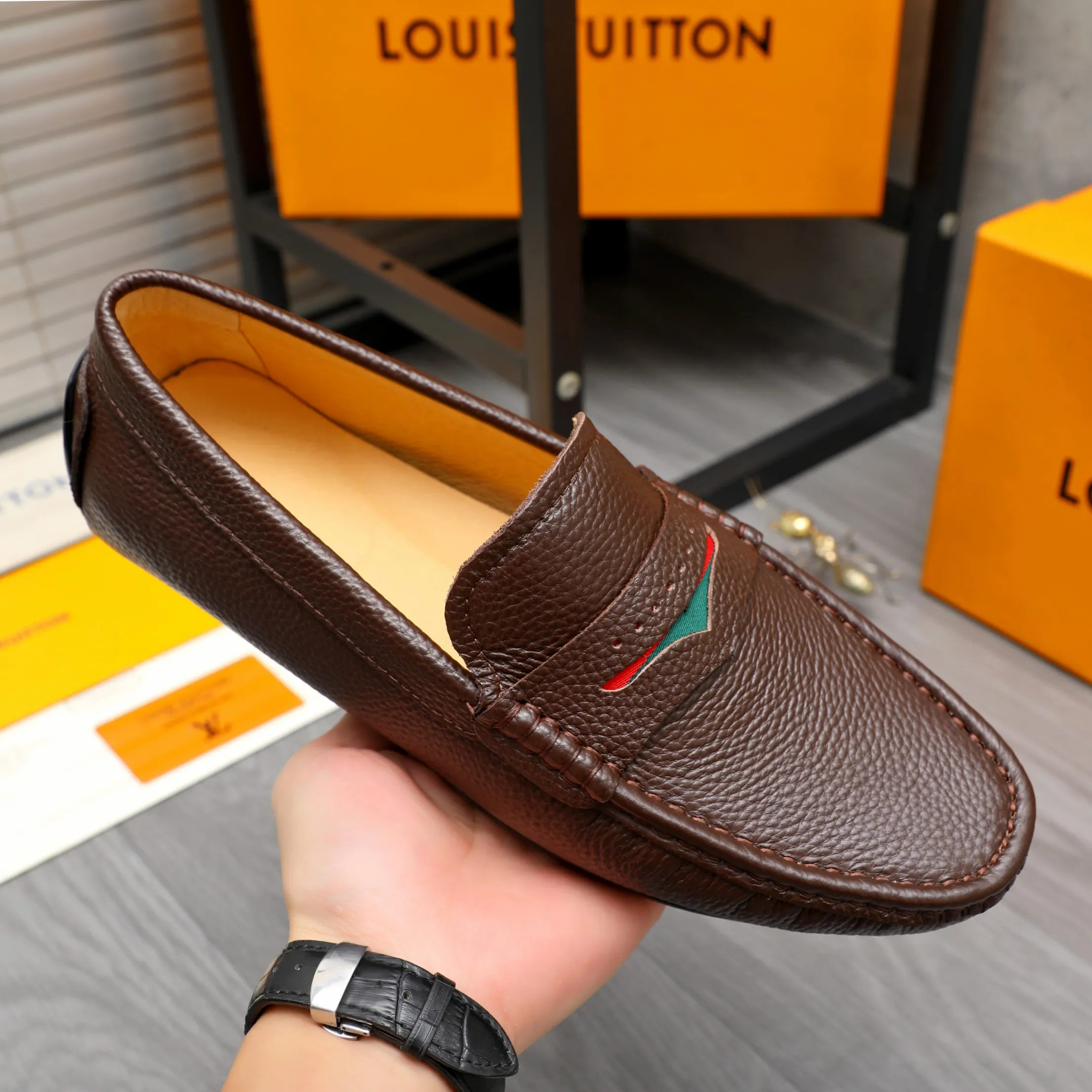 Men's shoes 💰360 Product trademark: LV "Louis Vuitton" casual slip-on men's shoes Regular size: 38-45 Product material: Selected pebbled cowhide upper, pigskin lining, rubber outsole